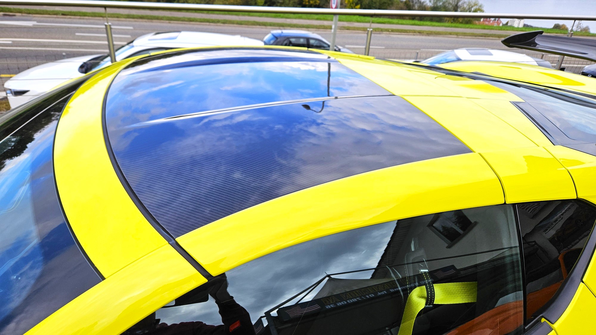 Z0624yellowCarbonroof