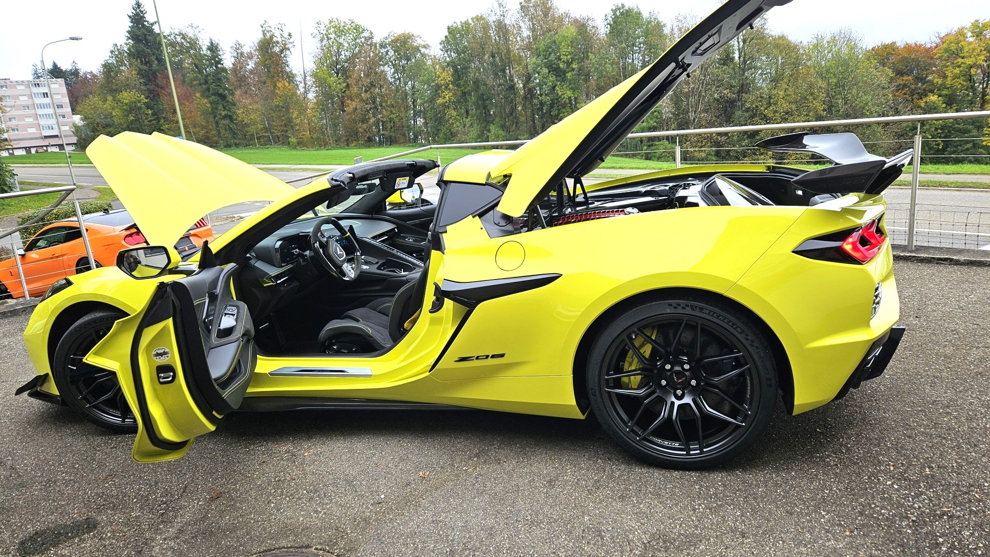 Z0624yellowopendoors