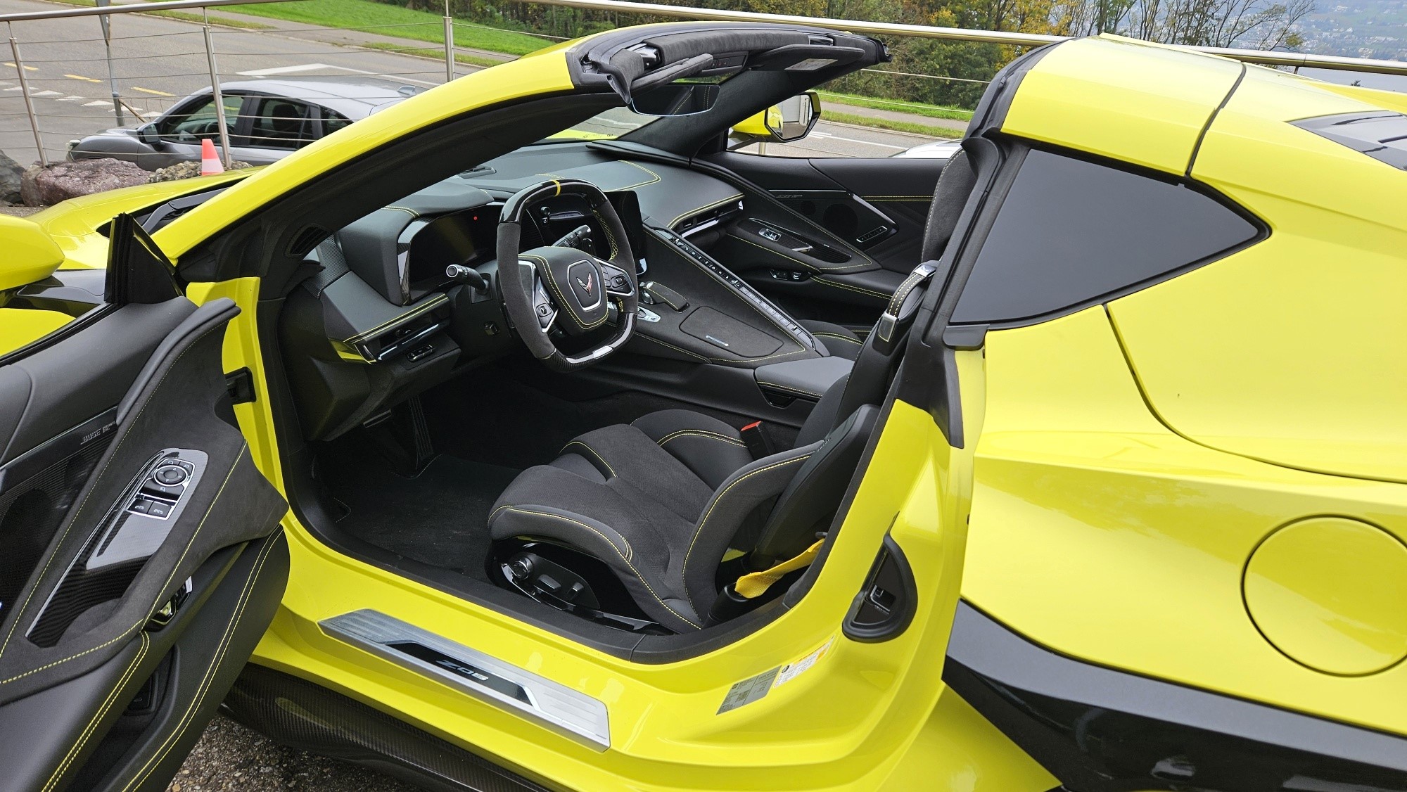 Z0624yellowopeninteriordrside