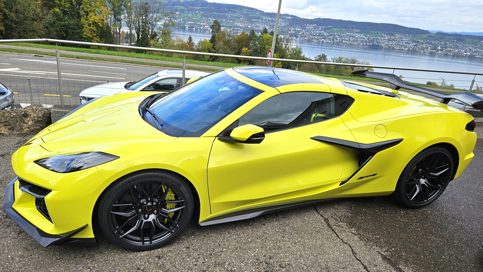 Z0624yellowsidehighclosed