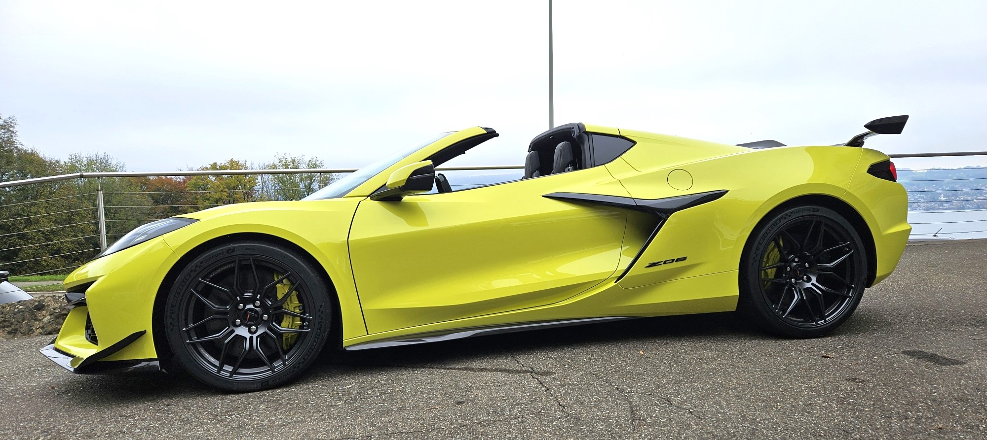 Z0624yellowsideopentarga